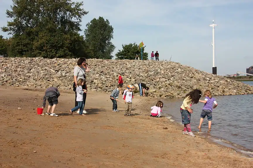 spielende Kinder am neuen Strand