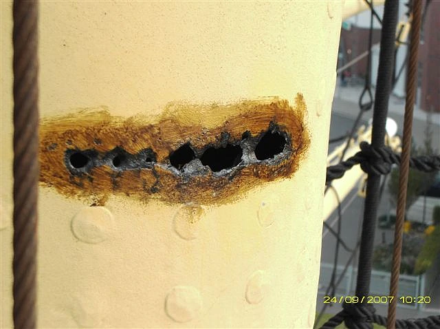 Rostfra&szlig; am Kreuzmast