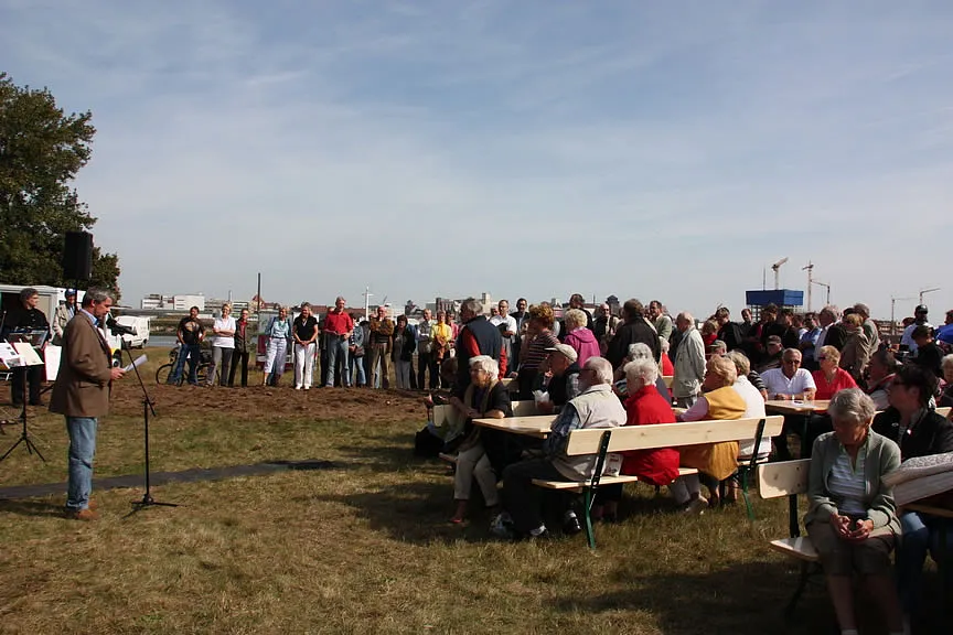 Viele Besucher lauschen den Worten Rainer Suckaus