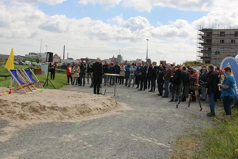 Besucher des Baubeginns