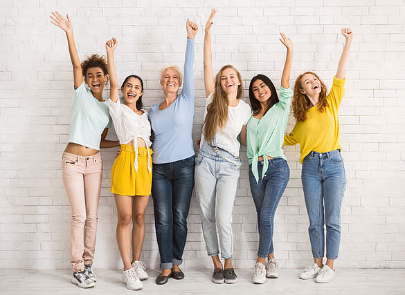 Gruppe von jubelnden Frauen vor einer Wand