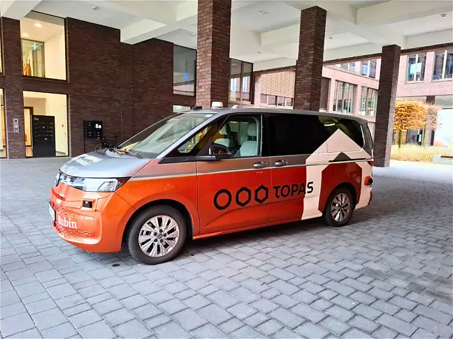 Bild vom autonome VW T7 von Topas Industriemathematik Innovation gGmbH mit Topas Aufdruck