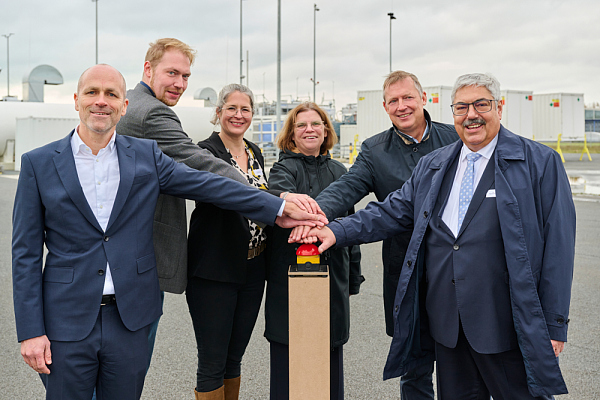 Start Probebetrieb des Hydrogen Lab Bremerhaven: (v.l.) Dr.-Ing. David Wenger, Geschäftsführer Wenger Engineering GmbH, Kevin Schalk, Gruppenleiter HLB Fraunhofer IWES, Nora Denecke, Abteilungsleiterin Wasserstofflabore und Feldtests Fraunhofer IWES, Senatorin Kristina Vogt, Senatorin für Wirtschaft, Häfen und Transformation, Freie Hansestadt Bremen, Prof. Andreas Reuter, Institutsleiter Fraunhofer IWES, Oberbürgermeister Melf Grantz, Stadt Bremerhaven