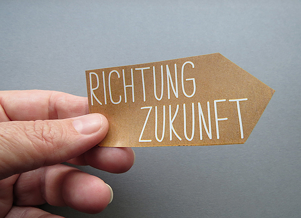 Paperschild mit Schriftzug Richtung Zukunft