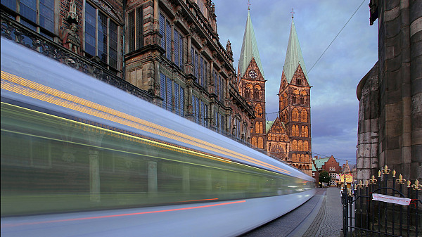 Straßenbahn fährt am Rathaus vorbei