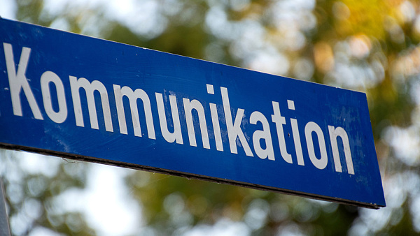 Straßenschild mit dem Namen Kommunikation, weiße Schrift auf blauen Untergrund