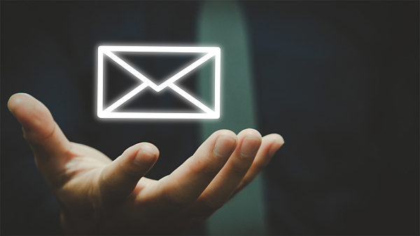 E-Mail Symbol auf der Handfläche stehend