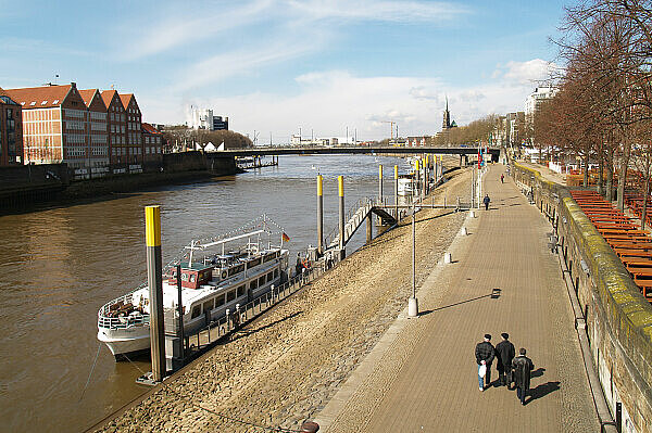 Lower Schlachte in Bremen: Weser and promenade