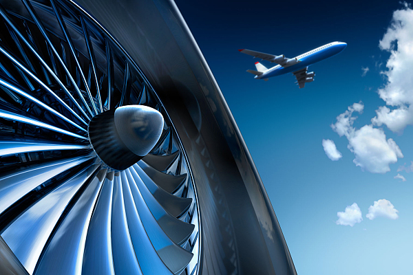Turbine des Flugzeugs mit Flugzeug und Wolkenflucht