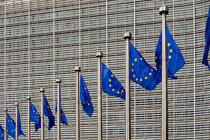  Europaflaggen vor der EU-Kommission in Brüssel