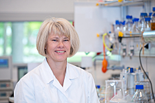Elke Nevoigt ist Professorin für Molekulare Biotechnologie an der Jacobs University. Sie beschäftigt sich mit dem Herstellungsverfahren des Enzyms Phytase. 