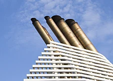 Schiffs Schornsteine mit blauem Himmel im Hintergrund