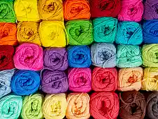 Wolle übereinander gestapelt in verschiedensten Farben