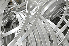 Biegeform der gestreiften Linie aus Aluminium, shutterstock yanin kongurai